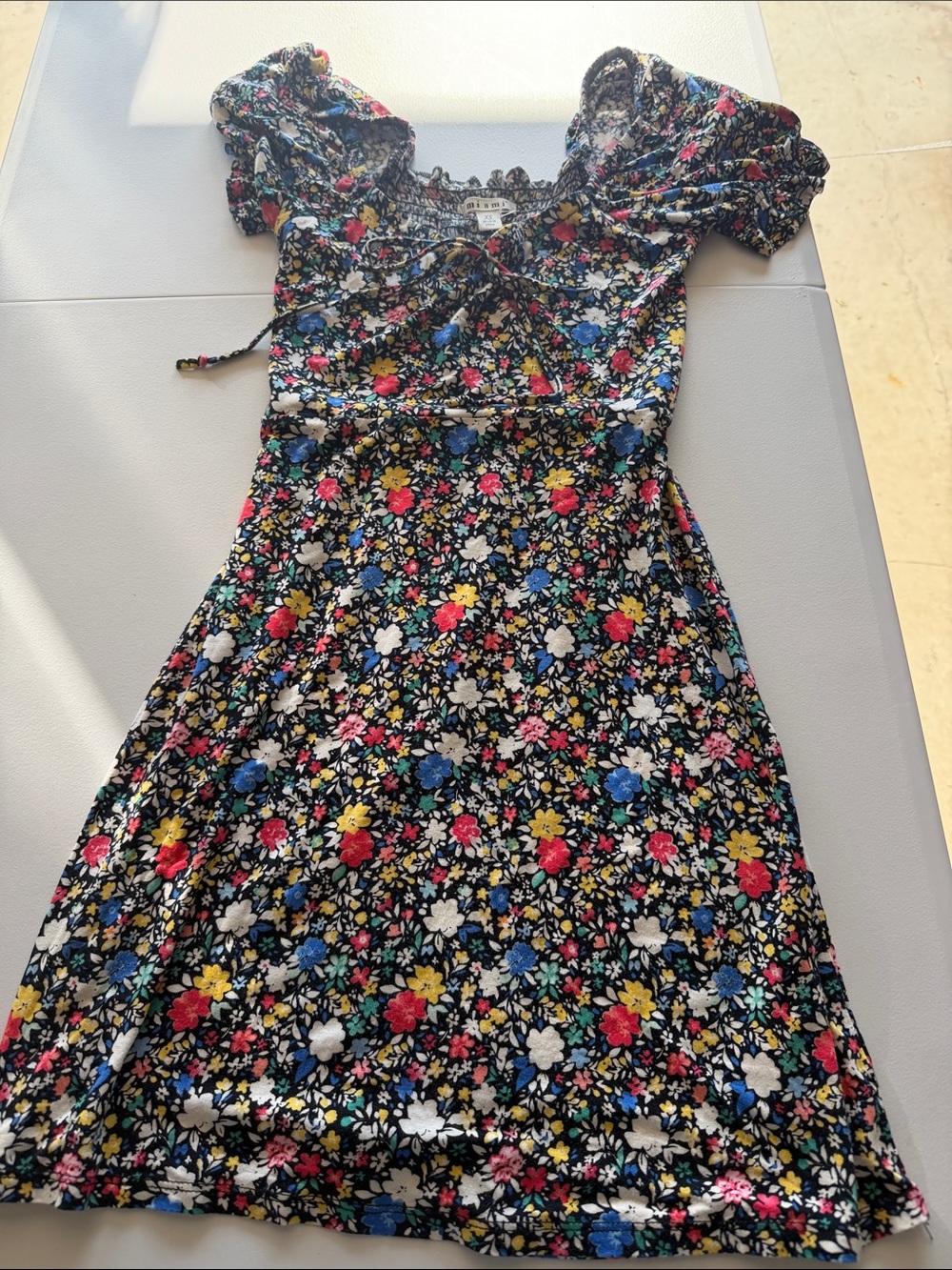 Woman’s miami Black Floral Smocked Dress with Bright Blooms, Size XS (jr)